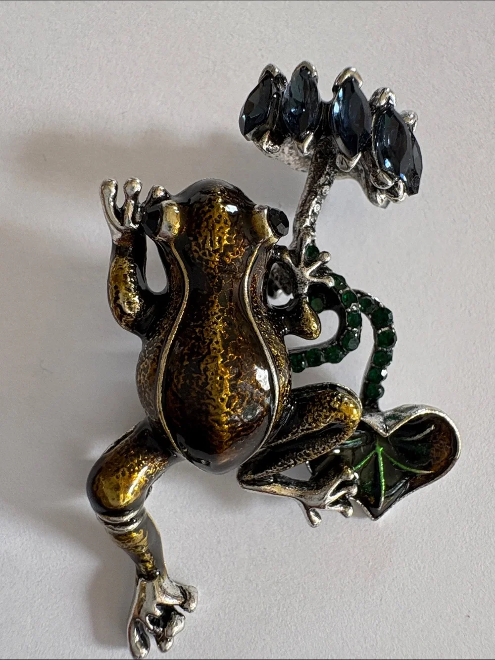Vintage-Style Brown Frog Brooch with Green Leaf Accent